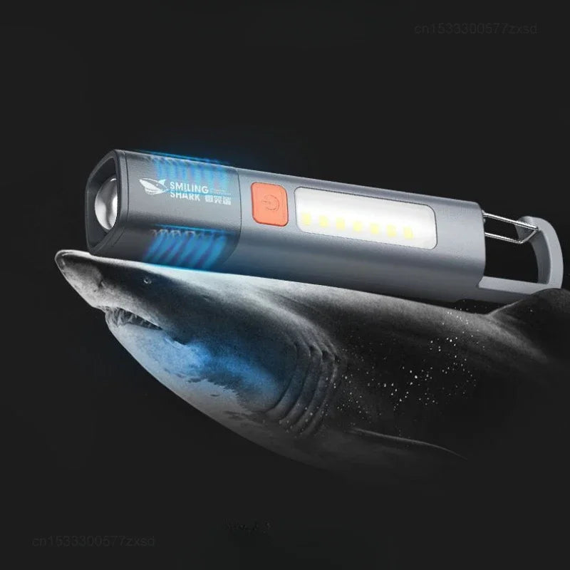 🔦 SharkBeam X – Linterna de Exterior de Alta Potencia con Foco Variable y Luces Laterales de Inundación